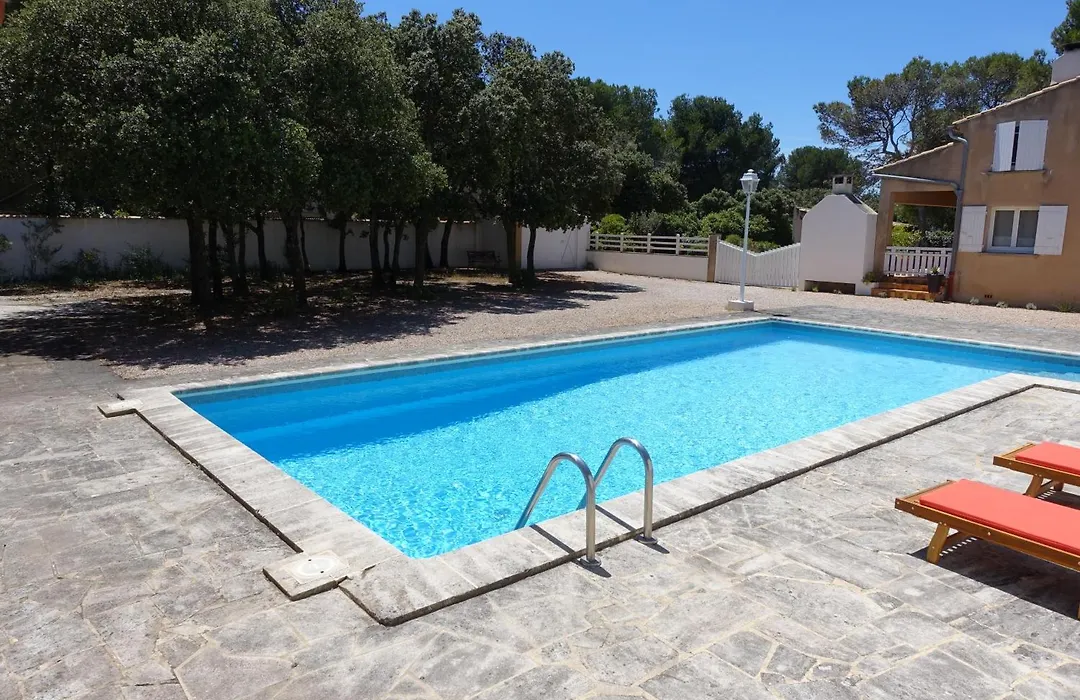 Grande chambre d'hôte dans maison provençale avec piscine-1