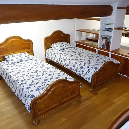 Grande chambre d'hôte dans maison provençale avec piscine-2